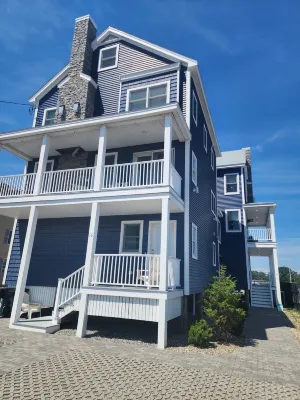 Clean-Cozy-Comfy. Steps to the Ocean in Salisbury Beach! Hôtels à proximité de : Salisbury Beach