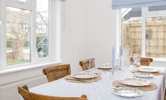 Newly Renovated Cottage 150m from Waterfront