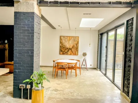 7 Bed House - Sleeps 26 - Parking - Wifi - Garden