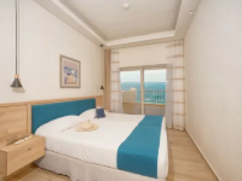 カヴォス ベイ ホテル ＆ スタジオ イカリア島のホテル