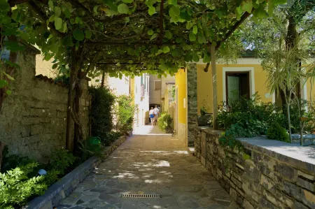 Hotel Diffuso Il Portichetto Sulla Collina a Vezio Perledo Отели рядом с достопримечательностью «Кастелло ди Вецио»