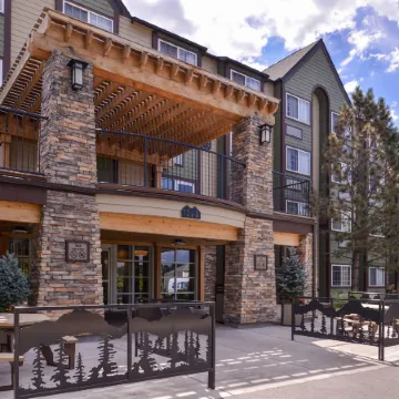 Best Western Plus Peak Vista Inn  Suites Отели рядом с достопримечательностью «Парк Коттонвуд Крик»