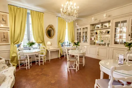 Les Quatre Dauphins Отели рядом с достопримечательностью «Фонтан Ротонда»