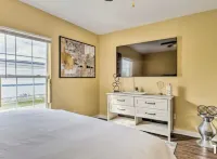 Urban Chic Townhome Near Downtown - Apartments