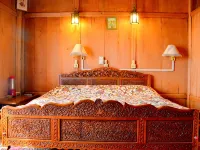 Golden Flower Heritage Houseboat Hotels in Srinagar