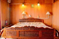 Golden Flower Heritage Houseboat Отели в г. 