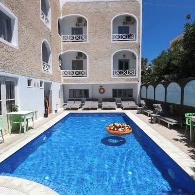 إيني يتوديوز بيريسا بيتش Hotels near شاطئ بيريفولوس