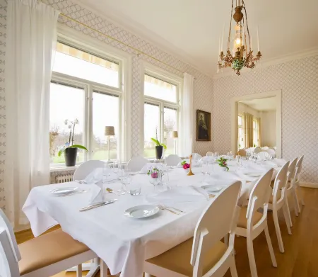 Sure Hotel by Best Western Ojaby Herrgard Отели рядом со станцией Ваксджо- станция