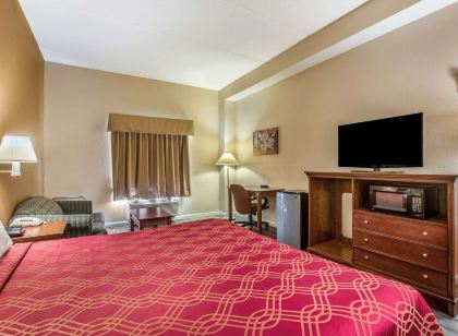 Econo Lodge Inn & Suites Marietta