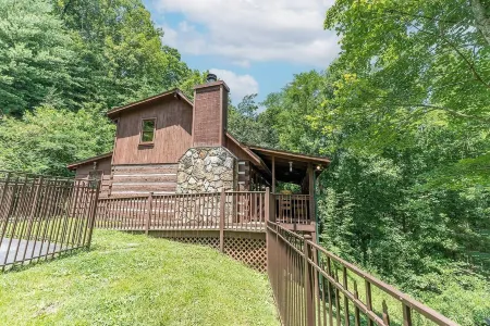 A Slice of Heaven 2 Bedroom Cabin by RedAwning