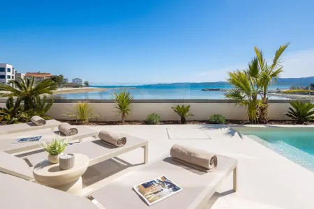 Luxury seafront Villa Noles with heated Pool, Jacuzzi, EV near Zadar