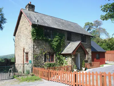 Barn Cottage - Farm Park Stay with Hot Tub, BBQ & Fire Pit فنادق في Pontlliw
