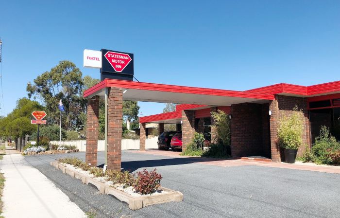 Statesman Motor Inn