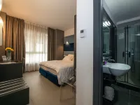 โรงแรมโกลเด้น โรงแรมใกล้ควอเตียรี สปาญโญลี