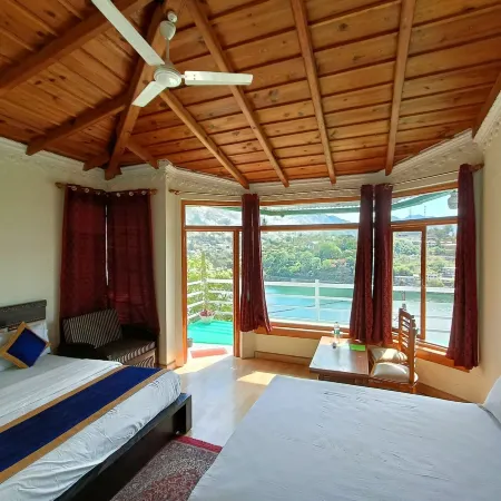 Crystal LakeView Homestay