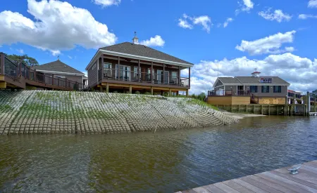 Decoys Отели рядом с достопримечательностью «Riddick's Folly House Museum»