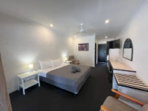 Albert Park Motor Inn - Undercover Parking - King Beds