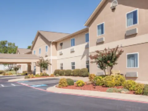 Days Inn & Suites by Wyndham Cabot Hotels in Cabot