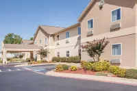 Days Inn & Suites by Wyndham Cabot Hotel a 