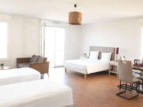 ゼナオ ネヴェール ルナーダ ヌベールのホテル