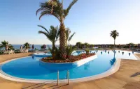 Corallia Beach Hotel Apartments - Strand