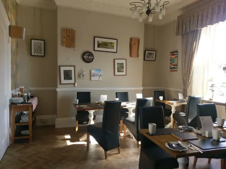 Gallery Guest House Отели рядом с достопримечательностью «Порткерно Бич»