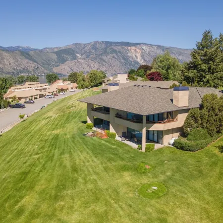 Wapato Point Halmalka Condo 514-B Close to Outdoor Pool, Sandy Beach Amenities