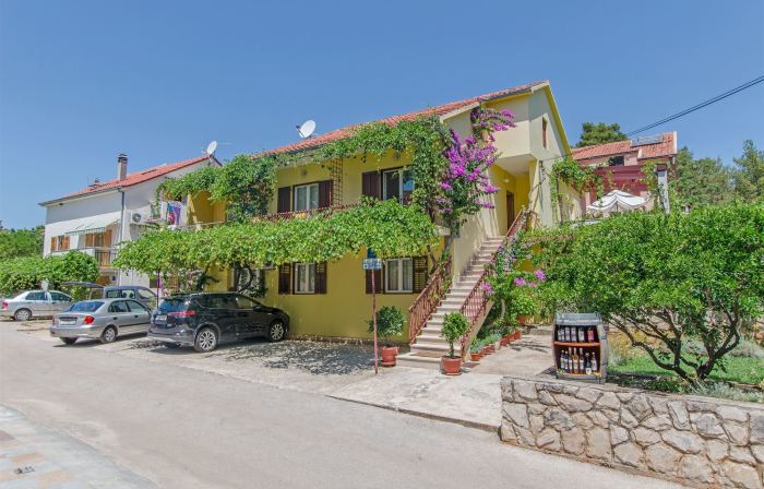 Apartments and Rooms Anita
