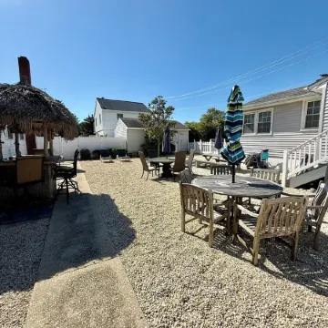 3 bedroom Cottage w/ Tiki Bar, great location in Ship Bottom