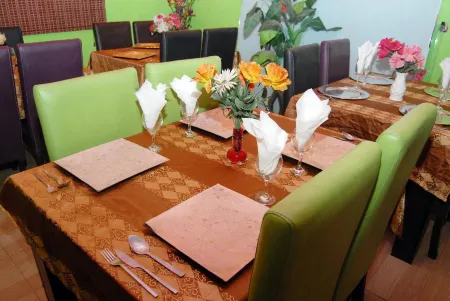 Royal Park Hotel & Suites Отели рядом с достопримечательностью «Элеко Бич»