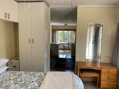 Pristine 1 Bed Cottage in Northern Suburbs - 2222 Hotels in Helensvale