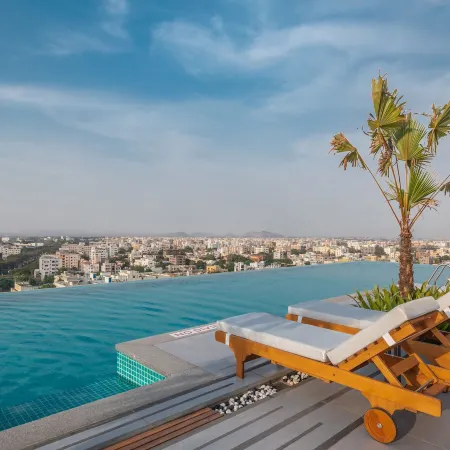 Novotel Vijayawada Varun Отели рядом с достопримечательностью «Храм Канакадурга»