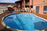 Howard Johnson by Wyndham St. George Hotel & Suites - piscina