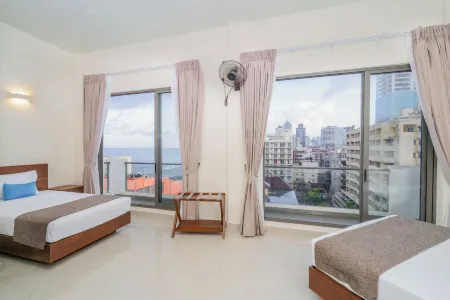 Marine Suites Отели рядом с достопримечательностью «Isipathanaramaya Buddhist Temple»