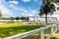 Hampton by Hilton Hamilton Park - parking