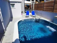 Pop Villa Sleeps 3 with Pool