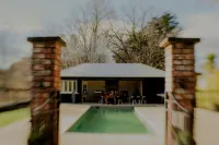 Wallingford Homestead - ที่มีสระว่ายน้ำ