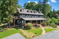 Peri Social House Hotels in Swannanoa