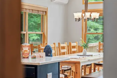 Bluejay Getaway by Avantstay Walk to Lake 7bdr, Hot Tub, Pool Table