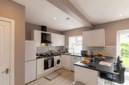 Buckingham House - Spacious 3-bedroom Отели рядом с достопримечательностью «Globe Arena»