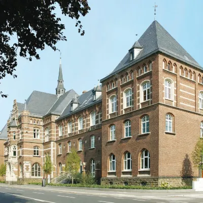Collegium Leoninum Отели рядом с достопримечательностью «Бойл»