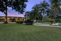 3-Bd Home with Pool, Walk to Beach Hotel a 