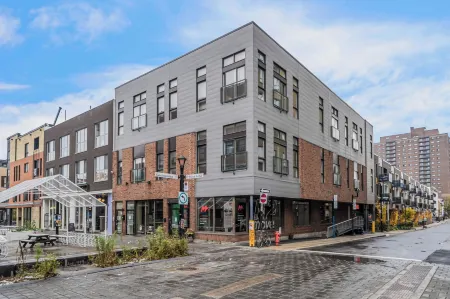 LIV Mtl Main Отели рядом с достопримечательностью «Парк Рапид»