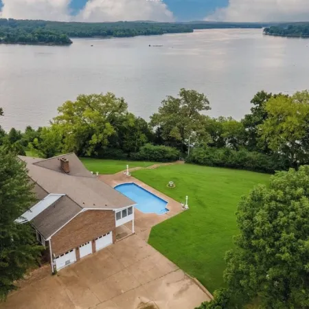 Lake estate on Old Hickory with pool and hot tub, convenient to Nashville