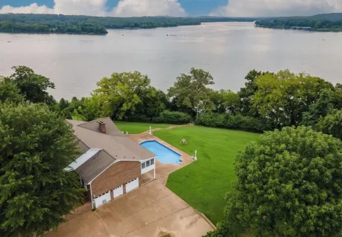 Lake estate on Old Hickory with pool and hot tub, convenient to Nashville