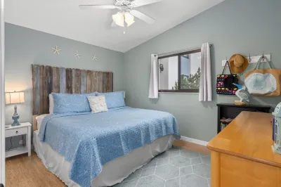 Adorable two bedroom condowalk to the beach and st Armand’s circle