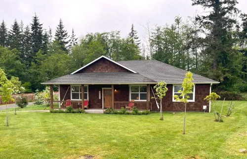 Whidbey House 3 BR 2 BA Porch & Patio: Walk to Golf & Beach Sleeps 6-7