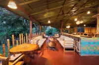 Jungle Hut Hotels in Sholur