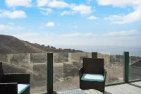 Mountain View 2BR Retreat with Private Deck - Bjergudsigt