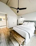 Cozy beach cottage a block off the beach. 3 minutes to downtown Bay St Louis!